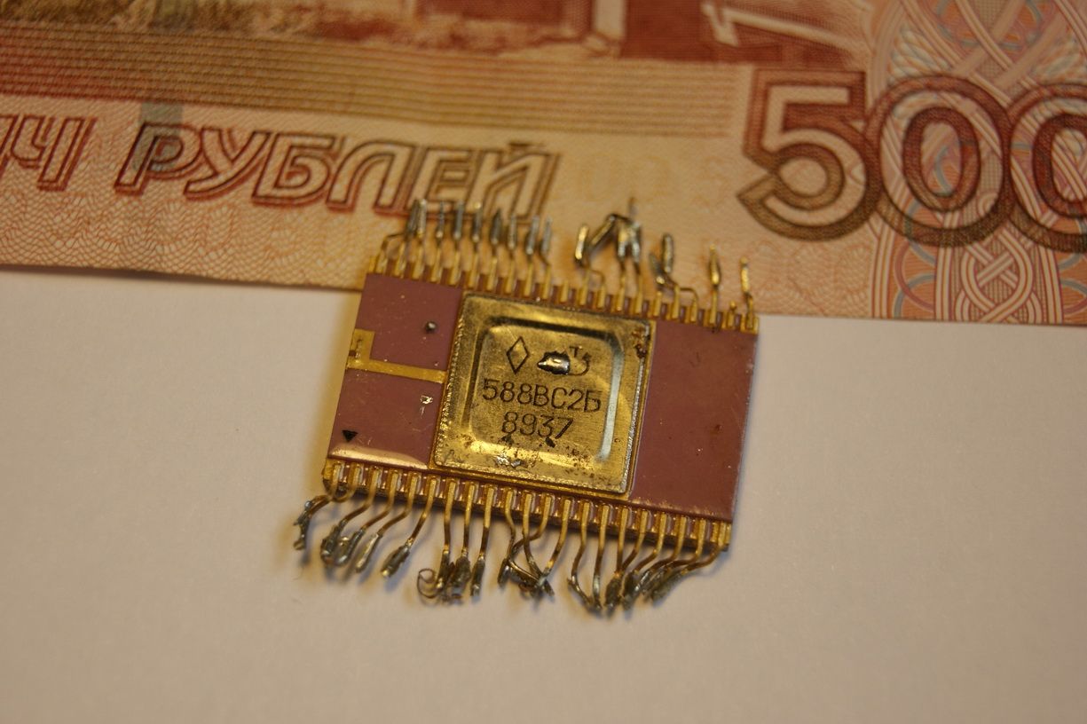Что есть ценного в телевизоре. Радиодетали СССР содержащие драгметаллы. Микросхемы позолоченные. Советские микросхемы с золотом. Золотые микросхемы.